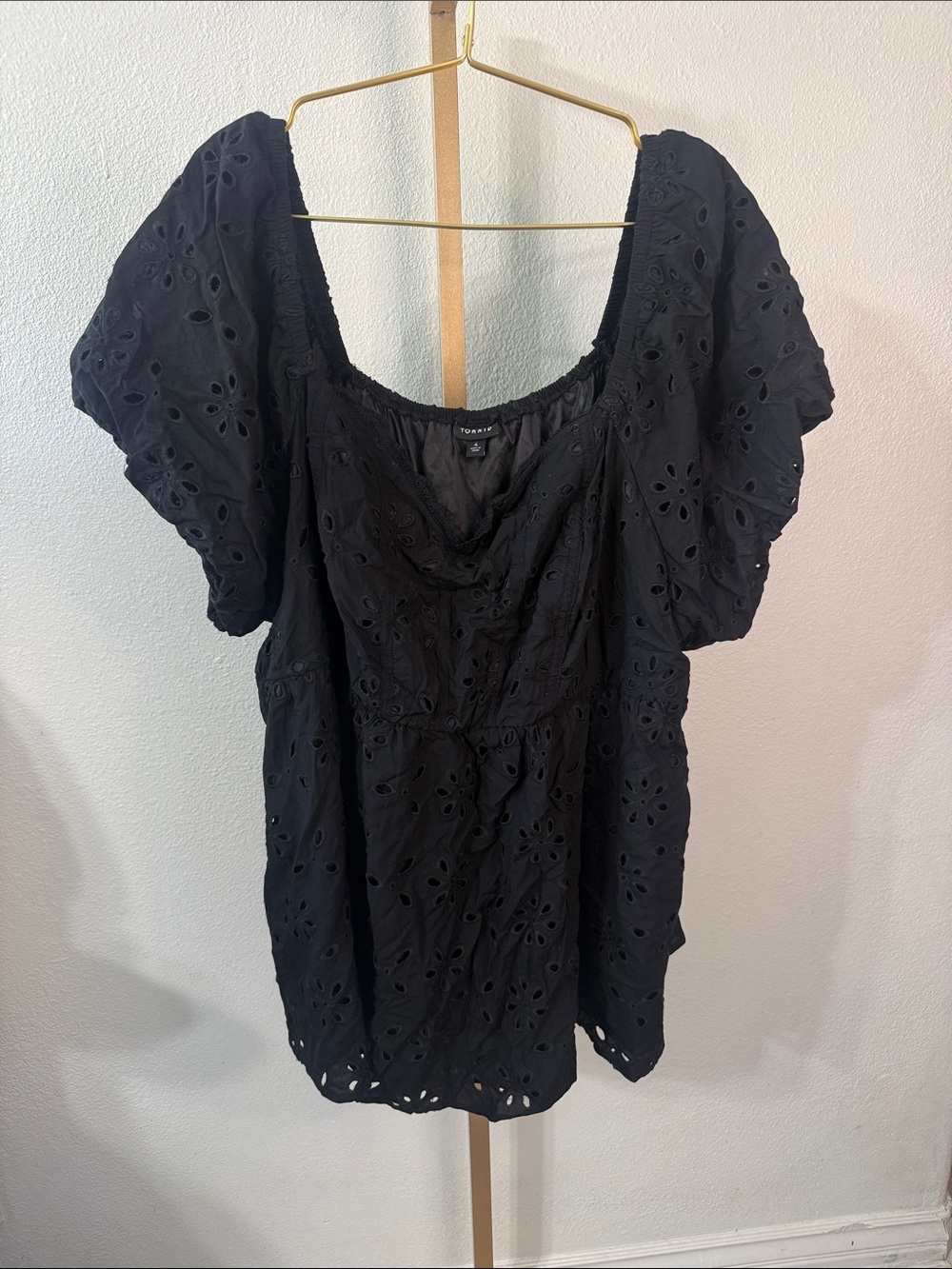 TORRID- Black Eyelet Puff Sleeve top- 4X